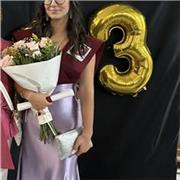 Profesora joven con experiencia previa en clases de inglés y manejo con niños